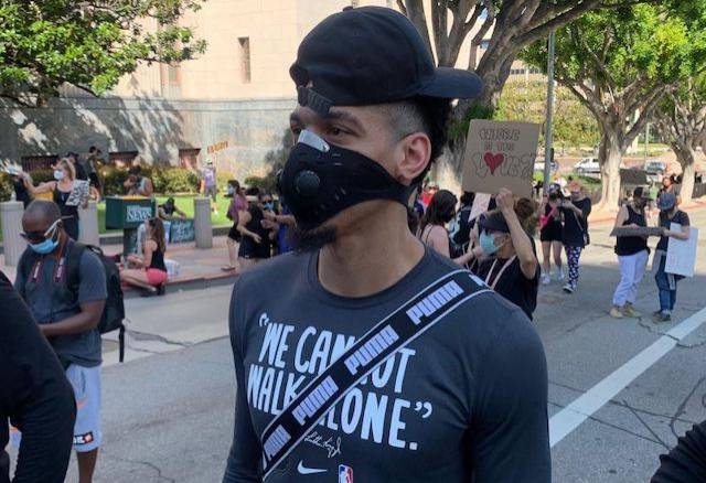 丹尼-格林现身于洛杉矶市中心与人群一起抗议游行